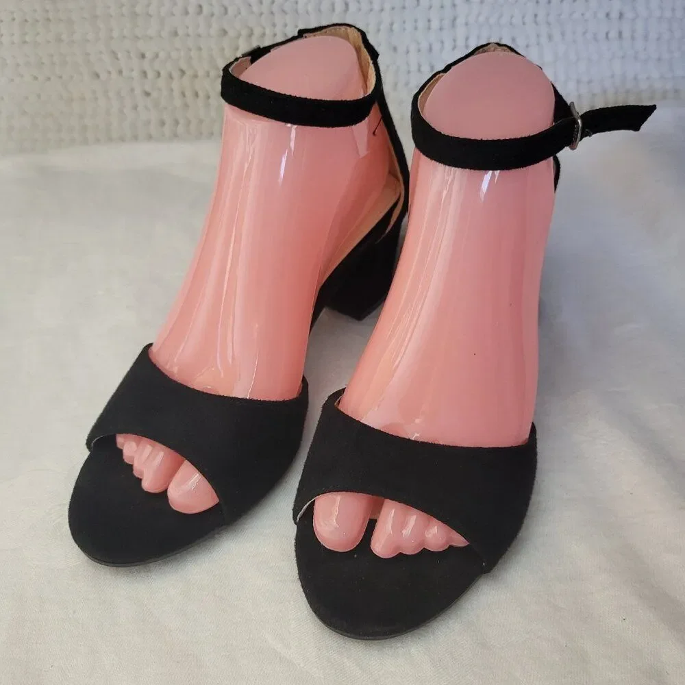 Lov Mark suede Sandals Shoes 8 Jean-60 Black never worn Open Toe 2 1/4